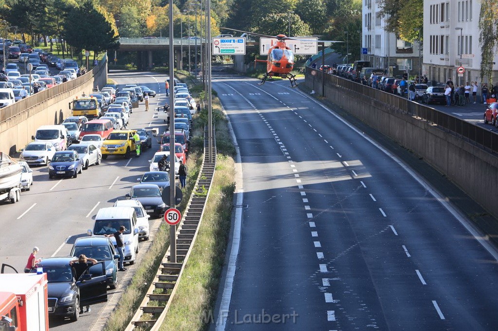 Einsatz BF Koeln Christoph 3 auf der A 57 Rich Neuss P05.jpg